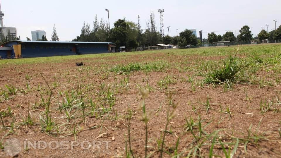 Banyak sisi-sisi lapangan yang terlihat botak di Lapangan C Senayan. Permukaan tanah juga keras dan kerap banjir jika trun hujan. - INDOSPORT